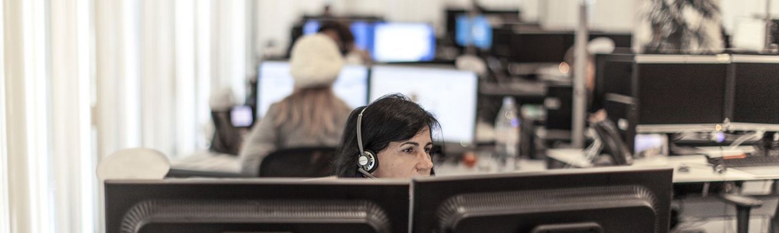 Frau bei der Arbeit in einem Büro