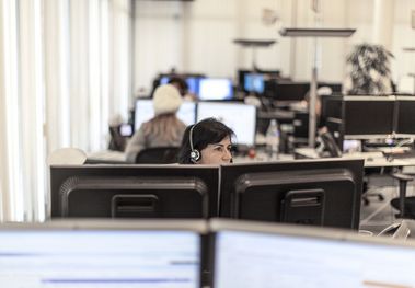 Frau bei der Arbeit in einem BĂĽro