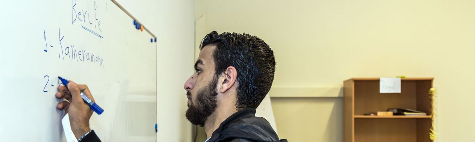 GeflĂŒchtete Person in der Schule