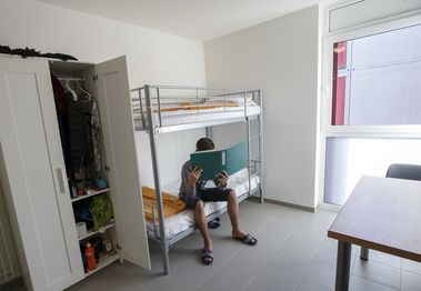 Unbegleiteter minderjähriger Asylsuchender in einem Asylzentrum