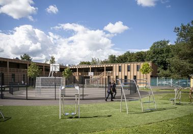 Sicherheitspersonal vor dem Gebäude eines Bundesasylzentrums