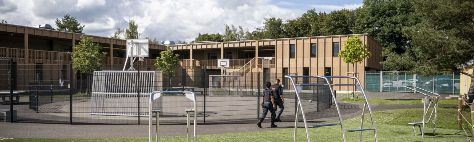 Sicherheitspersonal vor dem Gebäude eines Bundesasylzentrums