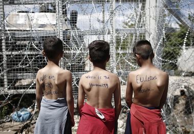 Des garçons réfugiés participent à une manifestation exigeant l'ouverture de la frontière entre la Grèce et l'ancienne République yougoslave de Macédoine.