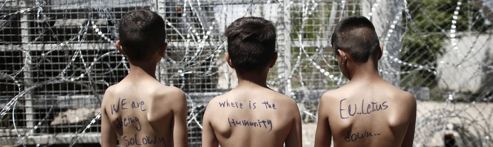 Des garçons réfugiés participent à une manifestation exigeant l'ouverture de la frontière entre la Grèce et l'ancienne République yougoslave de Macédoine.