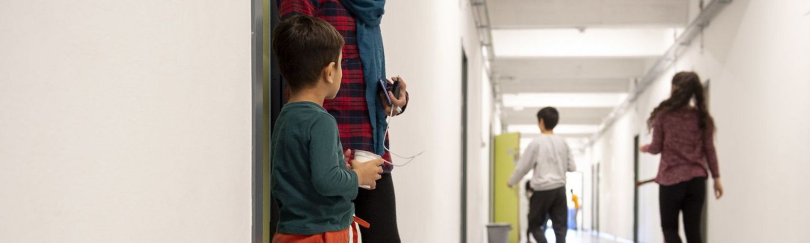 Kinder im Gang eines Asylzentrums