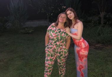 L'image montre une mère et sa fille ukrainiennes dans un jardin