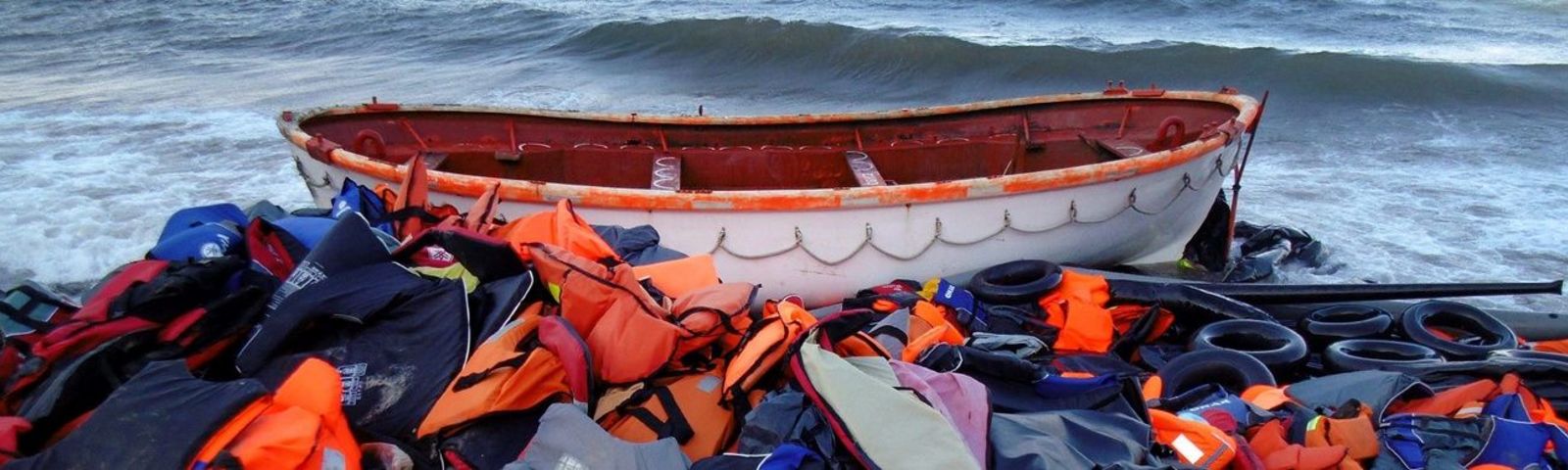Schwimmwesten liegen am Meer
